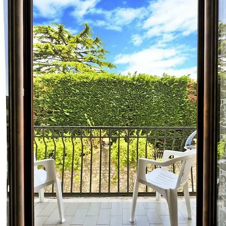 לינה וארוחת בוקר Donna Rachele 4*